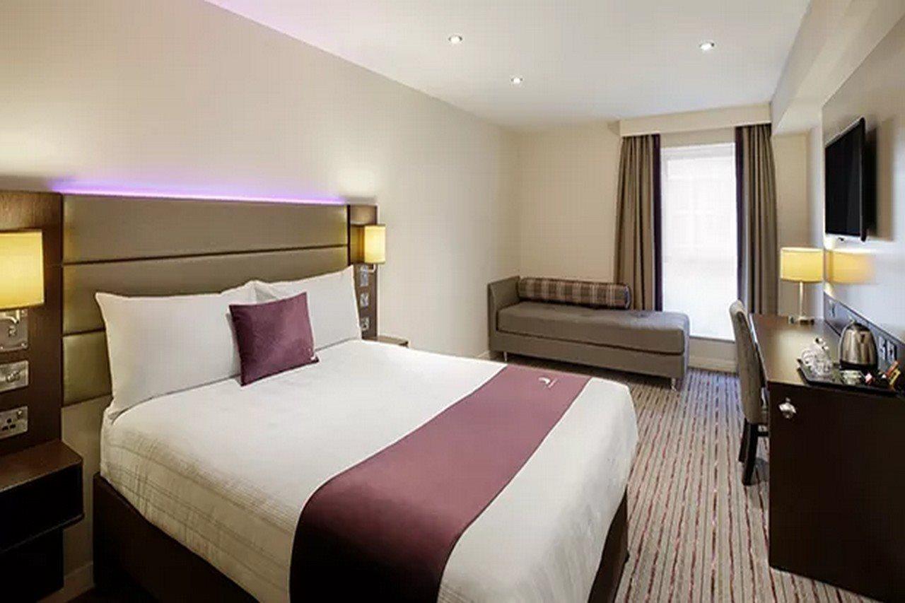 Premier Inn Petersfield Exterior photo