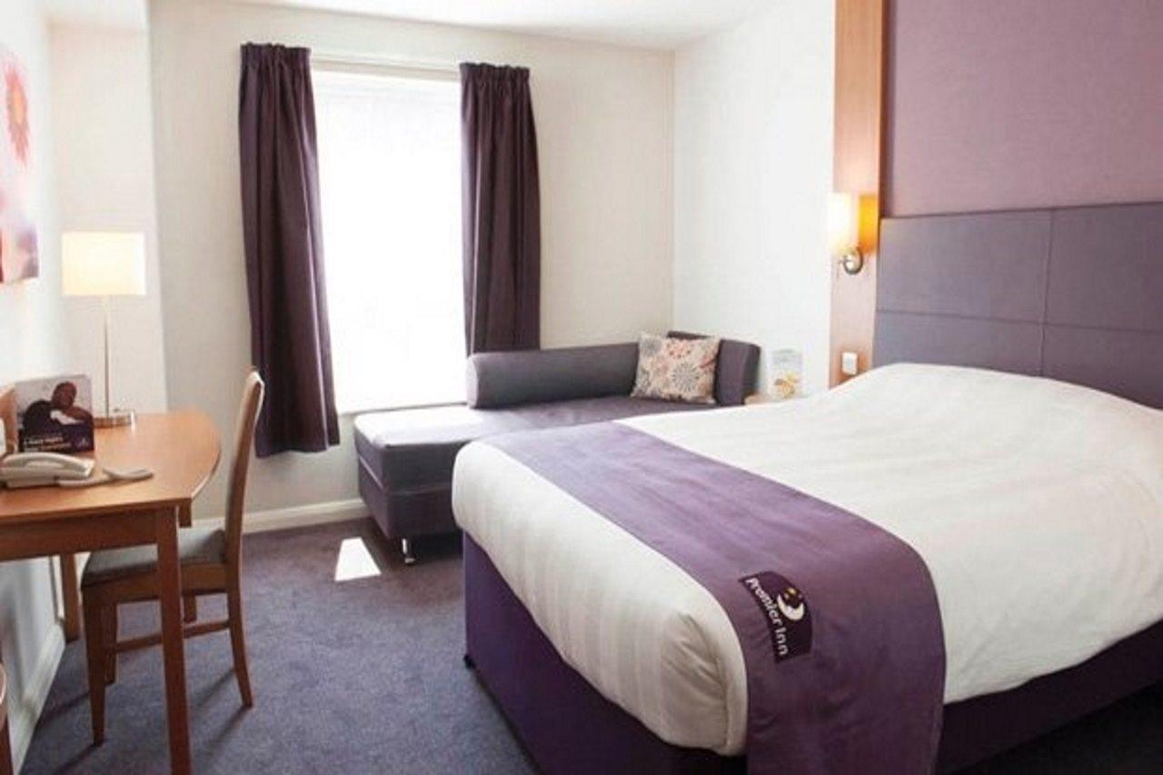 Premier Inn Petersfield Exterior photo